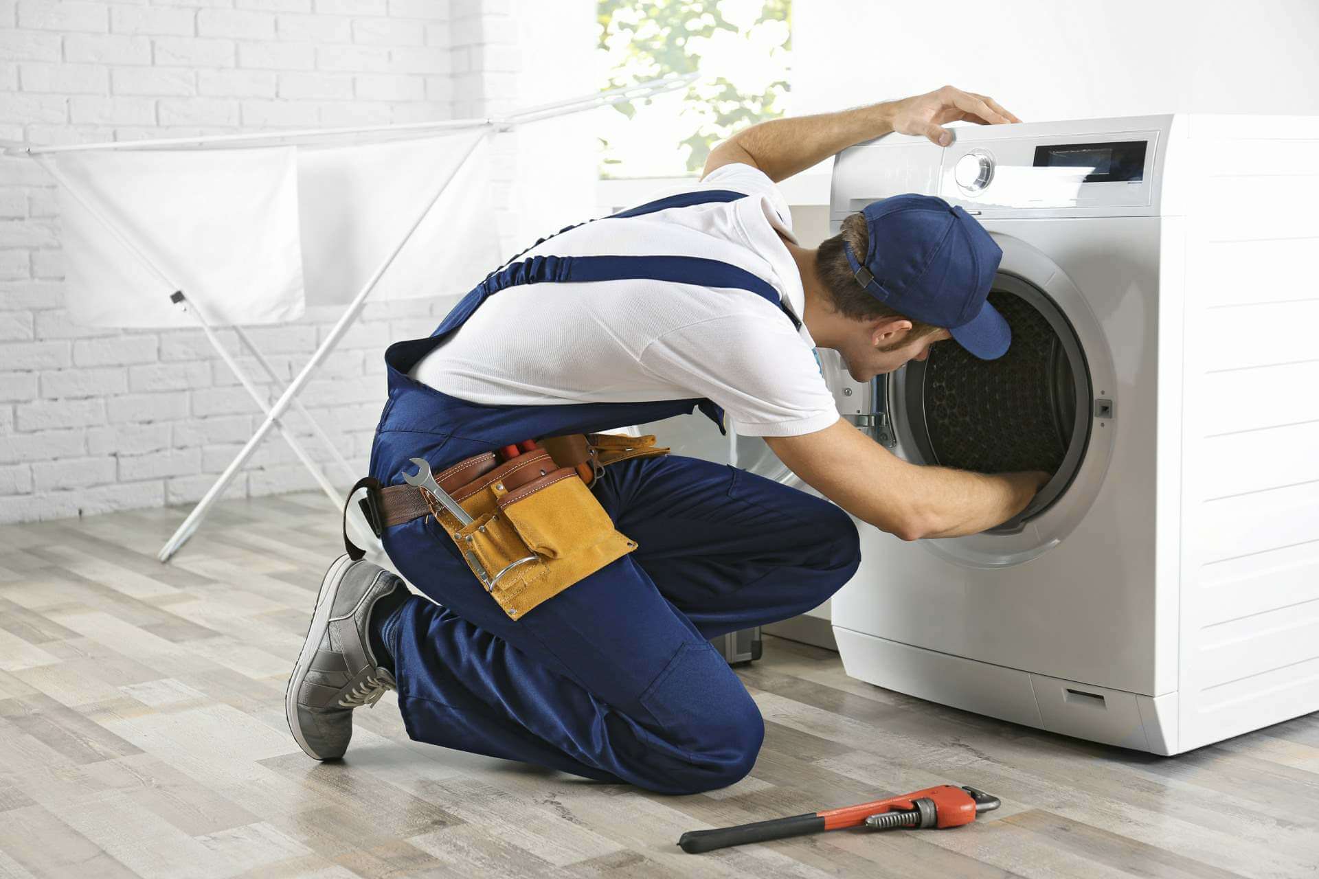 Técnico del servicio técnico Beko reparando electrodomésticos en Huelva