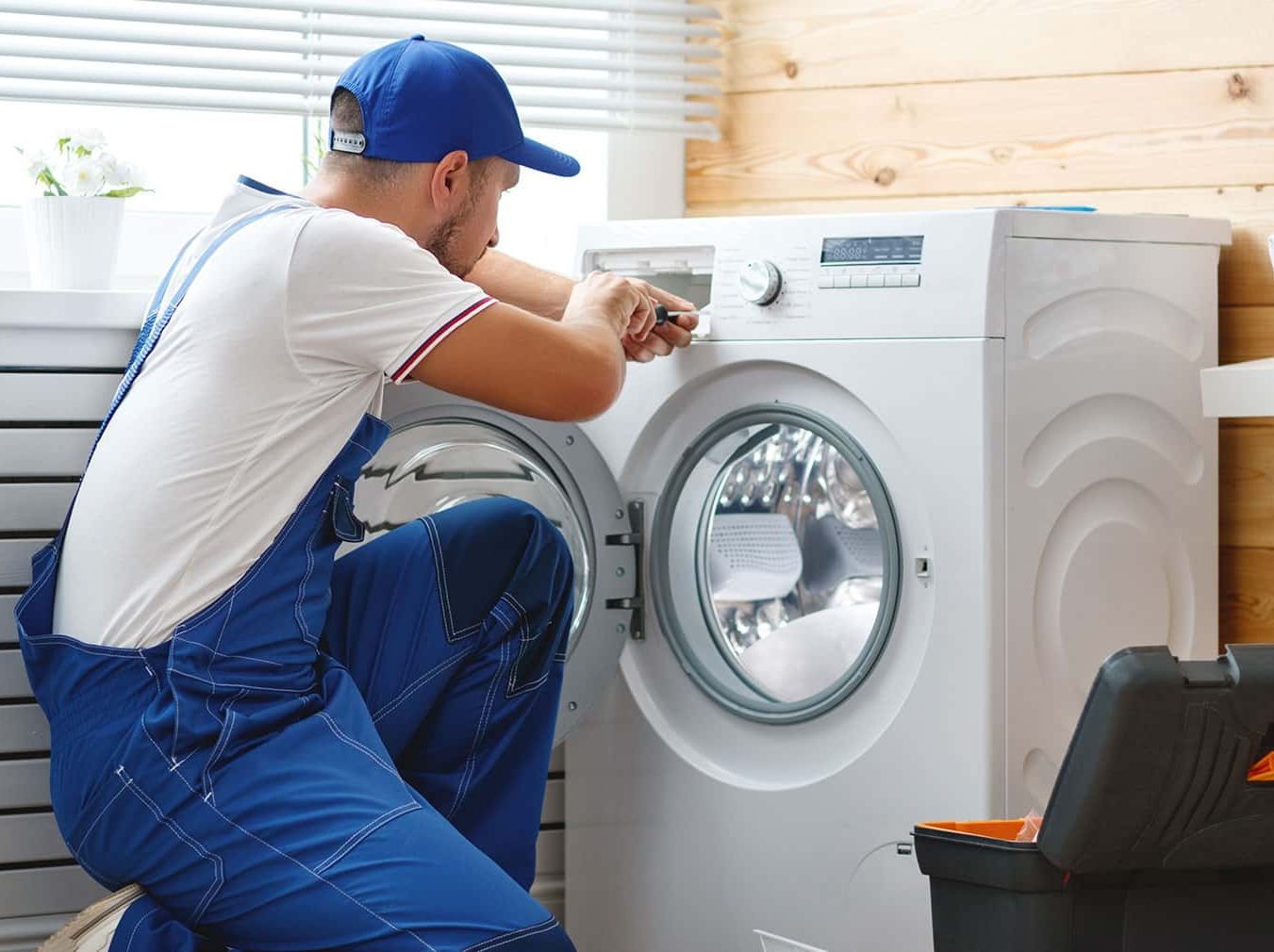 Técnico del servicio técnico Beko reparando electrodoméstico en Huelva