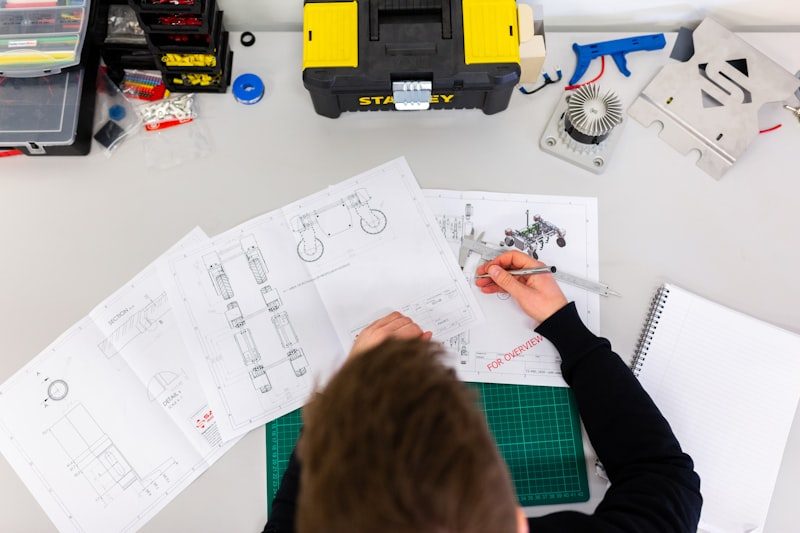 Técnico del servicio técnico Beko reparando electrodoméstico en Huelva